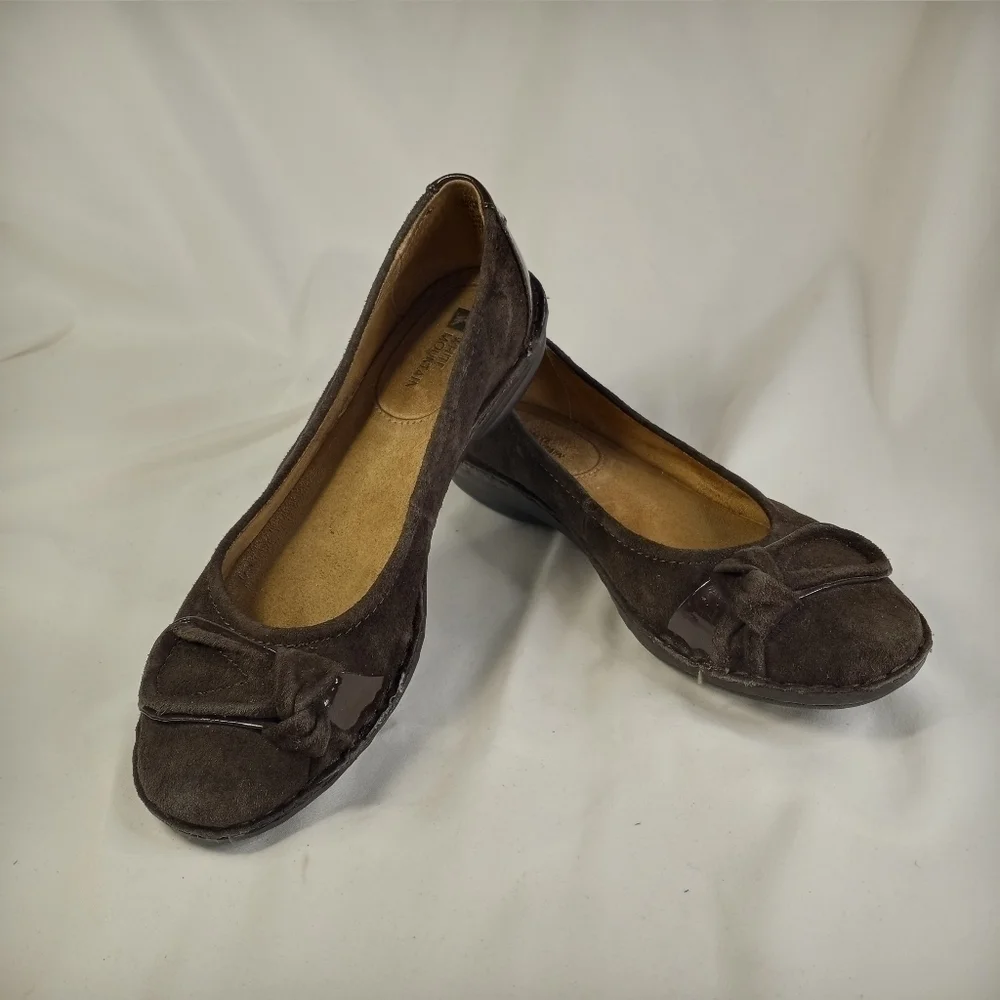 𝅺WHITE Mountain Sz 7 Brown Suede Flats
